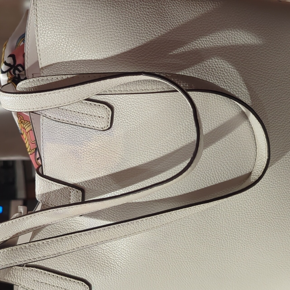 Michael Kors tote bag and wallet bundle..Minor Discoloration On The Back Of Bag. - Picture 5 of 5